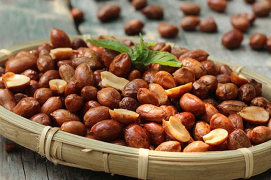 Lạc rang húng lìu – Tinh hoa ẩm thực Hà Nội trong từng hạt lạc giòn rụm