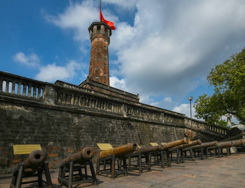 Khám phá biểu tượng lịch sử Cột cờ Hà Nội cùng Nhà khách Tổng liên đoàn