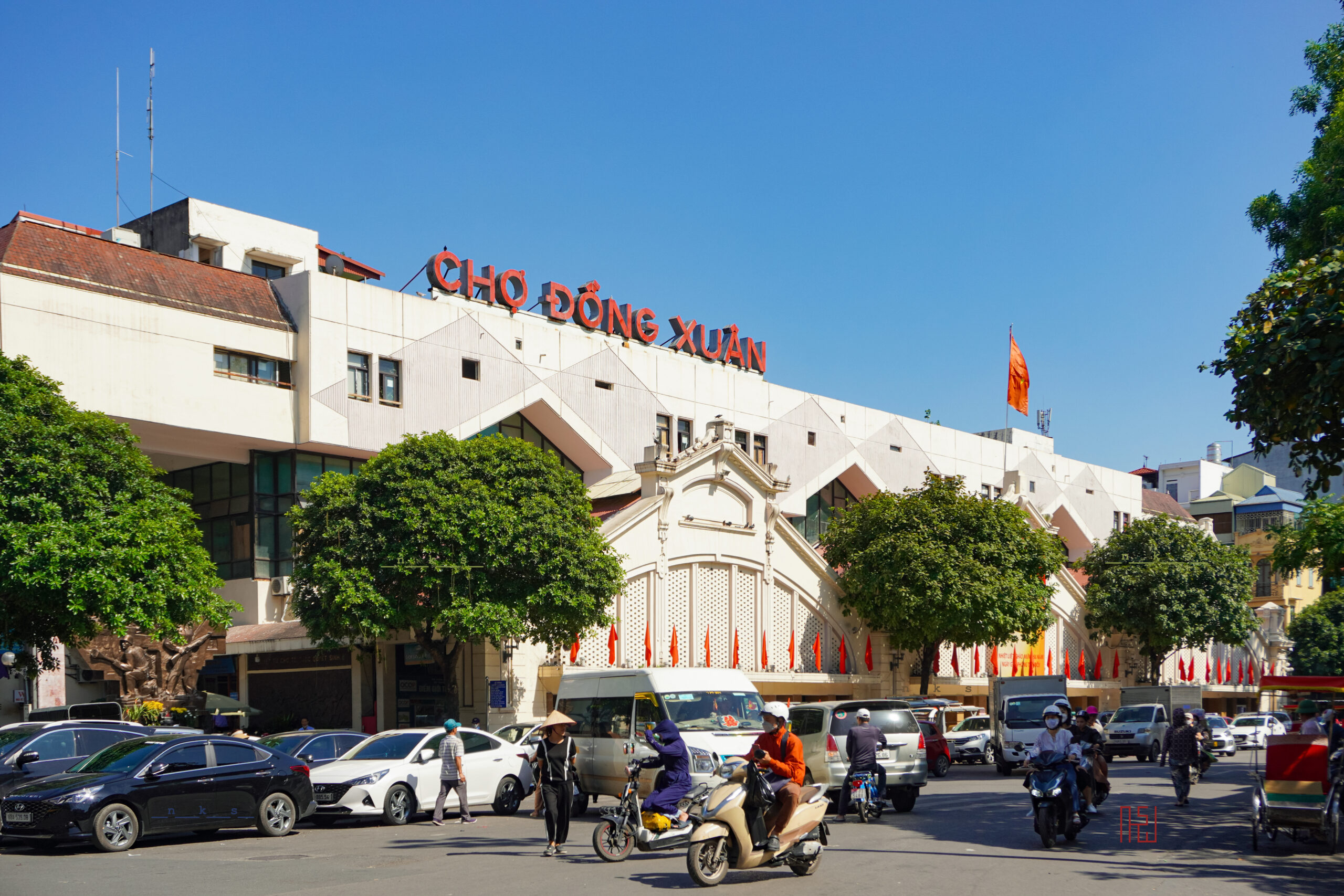 Khám Phá Chợ Đồng Xuân: Trung Tâm Mua Sắm Nổi Tiếng Của Hà Nội