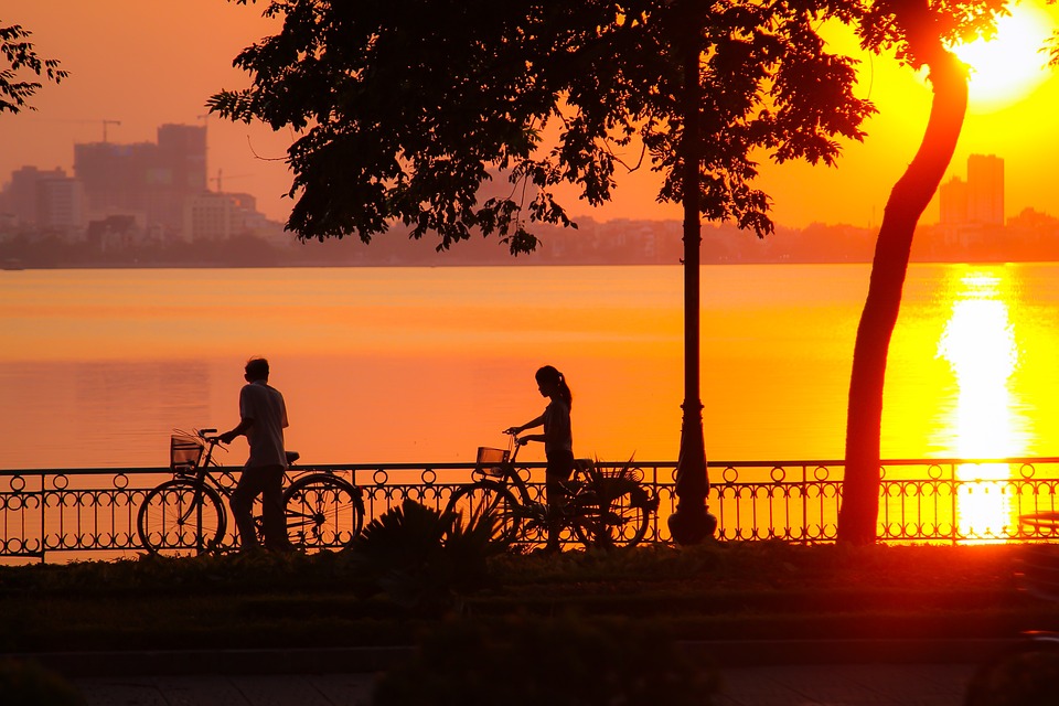 Khám Phá Hồ Tây Sunset Spot: Điểm Ngắm Hoàng Hôn Tuyệt Vời Tại Hà Nội