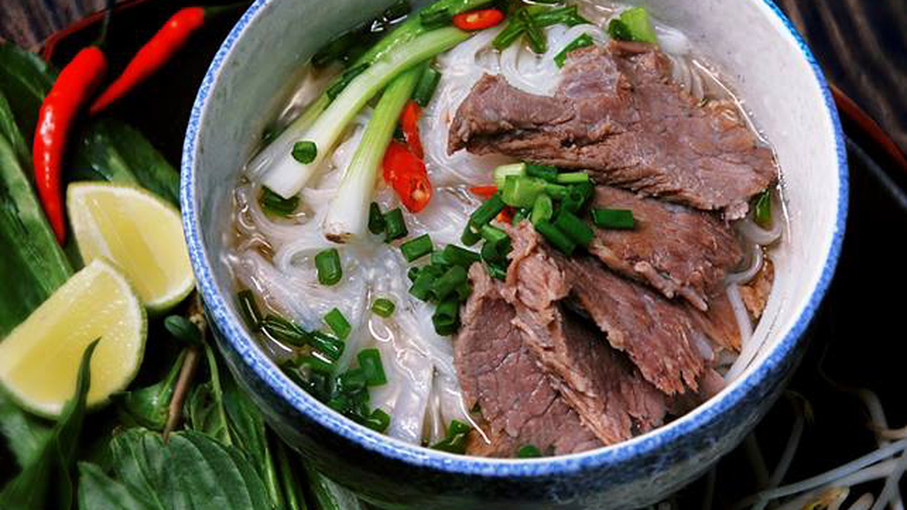 Khám Phá Hương Vị Đặc Sắc Tại Phố Cổ Hà Nội Cùng Nhà Khách Tổng Liên Đoàn