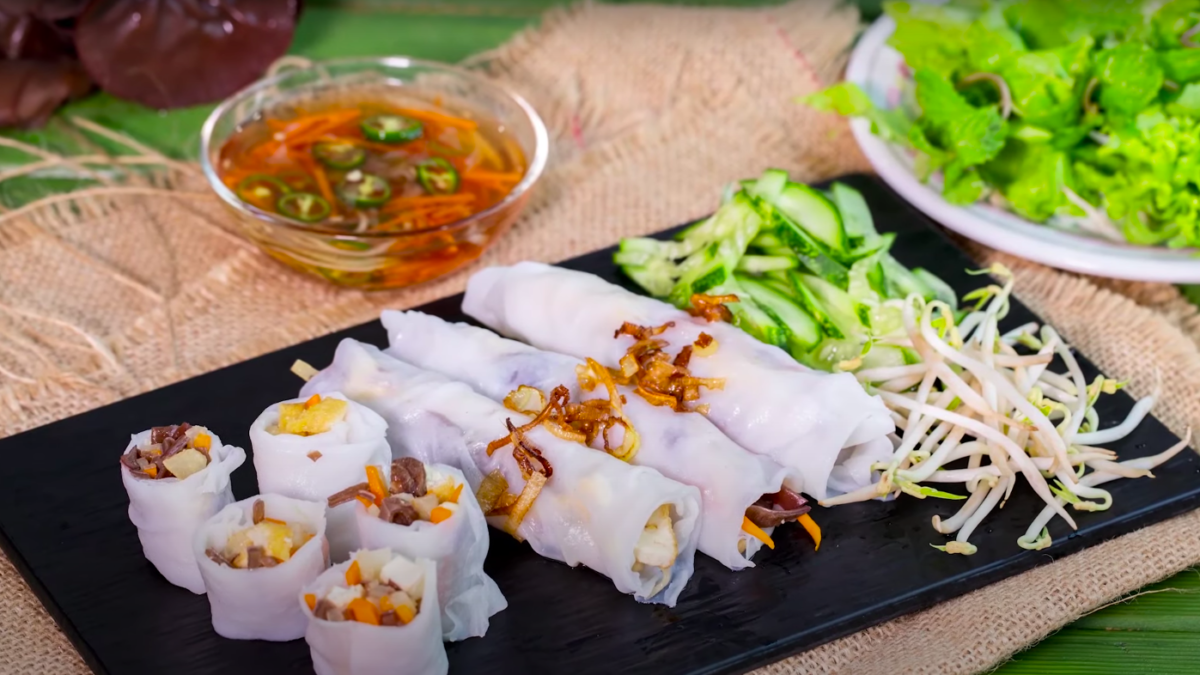 Khám Phá Hương Vị Độc Đáo Của Bánh Cuốn Chay Cùng Nhà Khách Tổng Liên Đoàn