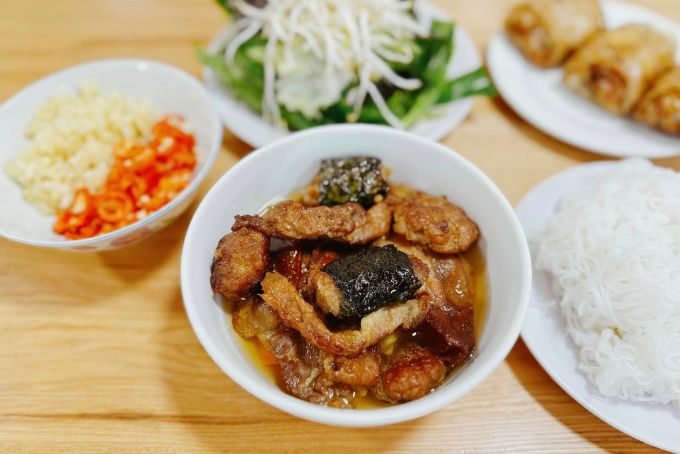 Khám phá hương vị Hà Nội qua món Bún chả Hàng Mành nổi tiếng