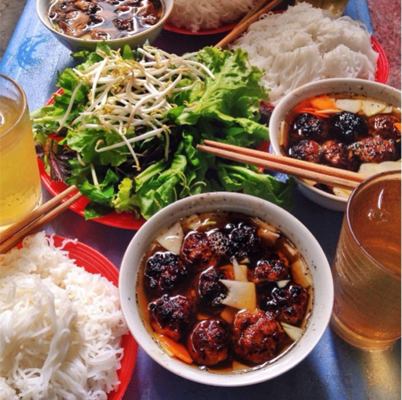 Khám phá hương vị Hà Nội qua món Bún chả Hàng Mành nổi tiếng
