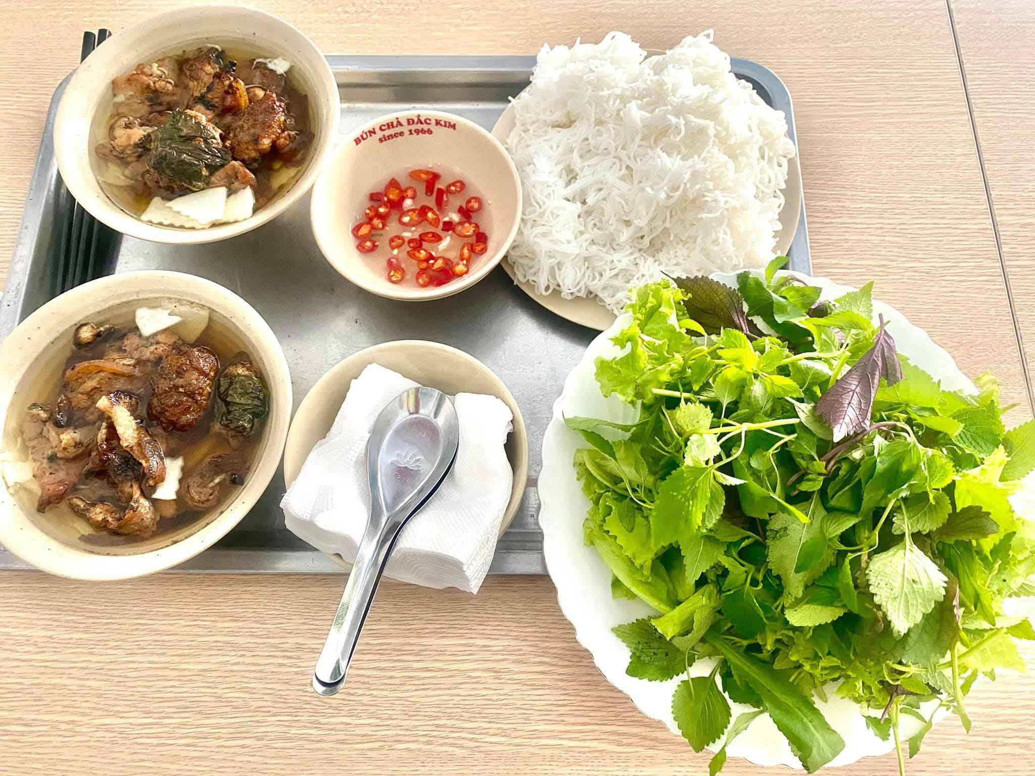 Khám phá hương vị Hà Nội qua món Bún chả Hàng Mành nổi tiếng