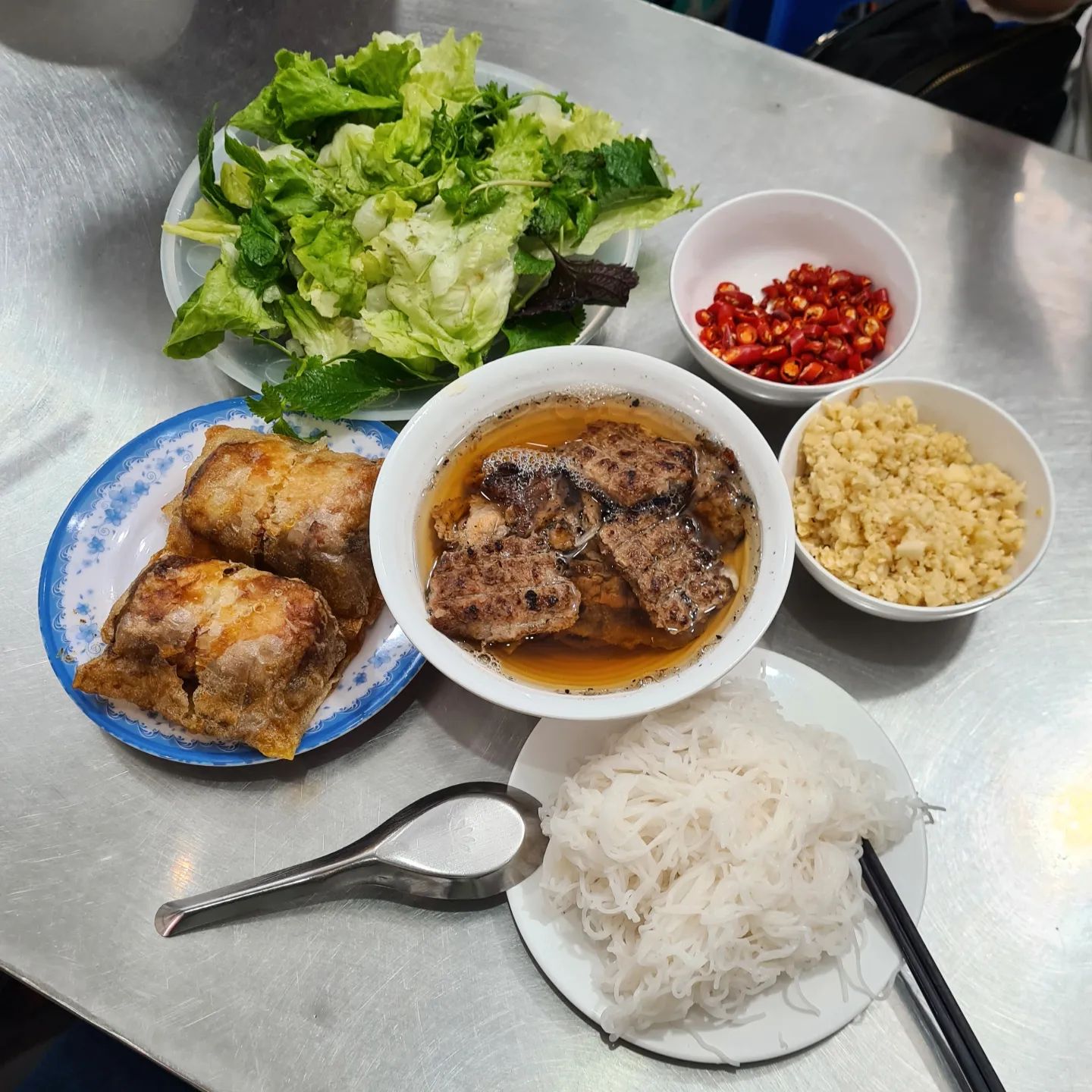 Khám phá hương vị Hà Nội tại Bún chả Hương Liên – Điểm đến ẩm thực không thể bỏ lỡ