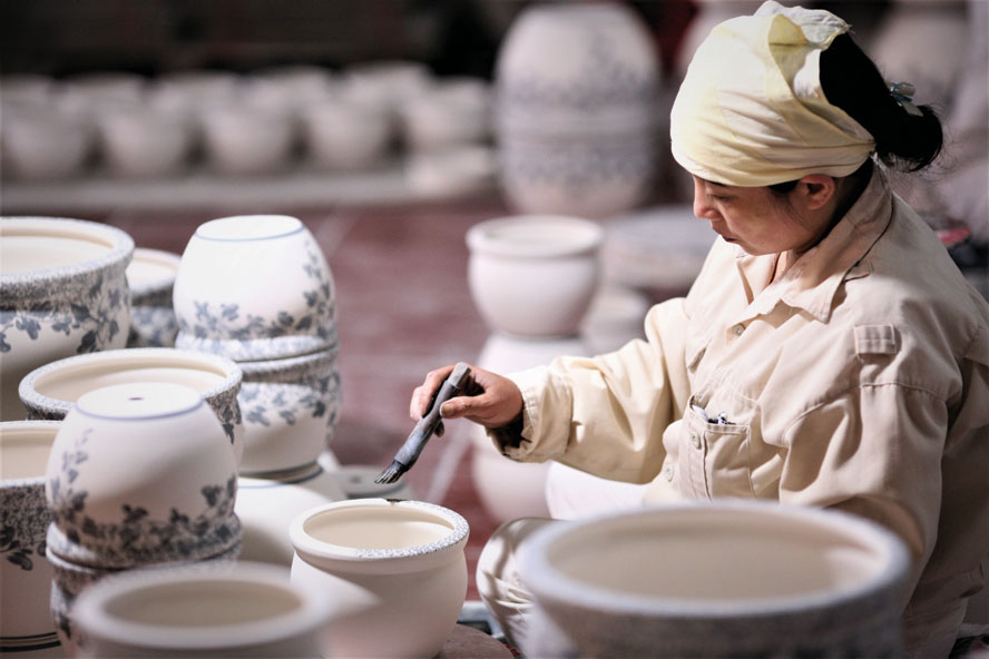 Khám Phá Làng Gốm Bát Tràng: Một Điểm Đến Đặc Sắc Với Lịch Sử Và Nghệ Thuật Gốm Sứ