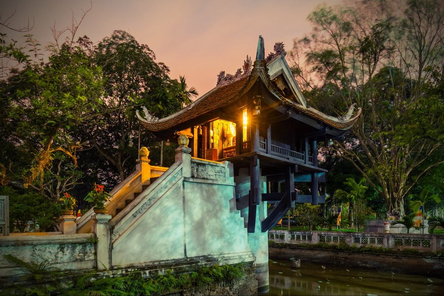 Khám phá nét kiến trúc độc đáo của Chùa Một Cột cùng Nhà khách Tổng liên đoàn