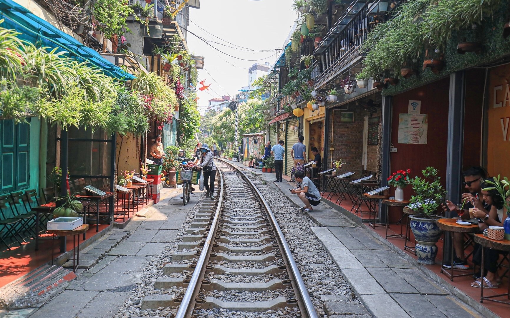 Khám Phá Phố Đường Tàu Phùng Hưng – Địa Điểm Độc Đáo Giữa Lòng Hà Nội