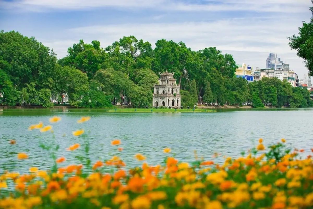 Khám Phá Vẻ Đẹp Lịch Sử và Văn Hóa Tại Hồ Hoàn Kiếm Cùng Nhà Khách Tổng Liên Đoàn