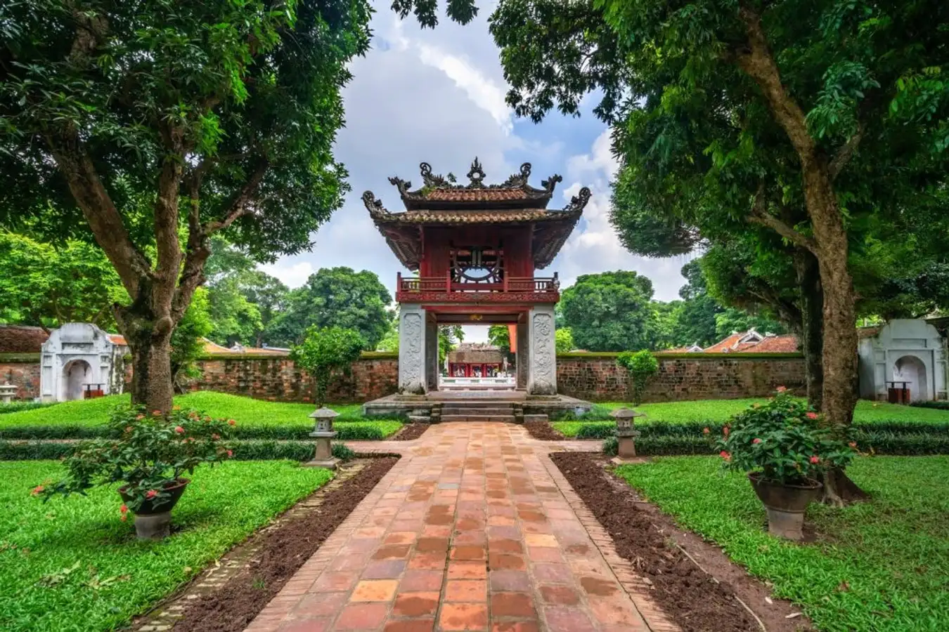 Khám Phá Vẻ Đẹp Lịch Sử và Văn Hóa Tại Văn Miếu Cùng Nhà Khách Tổng Liên Đoàn