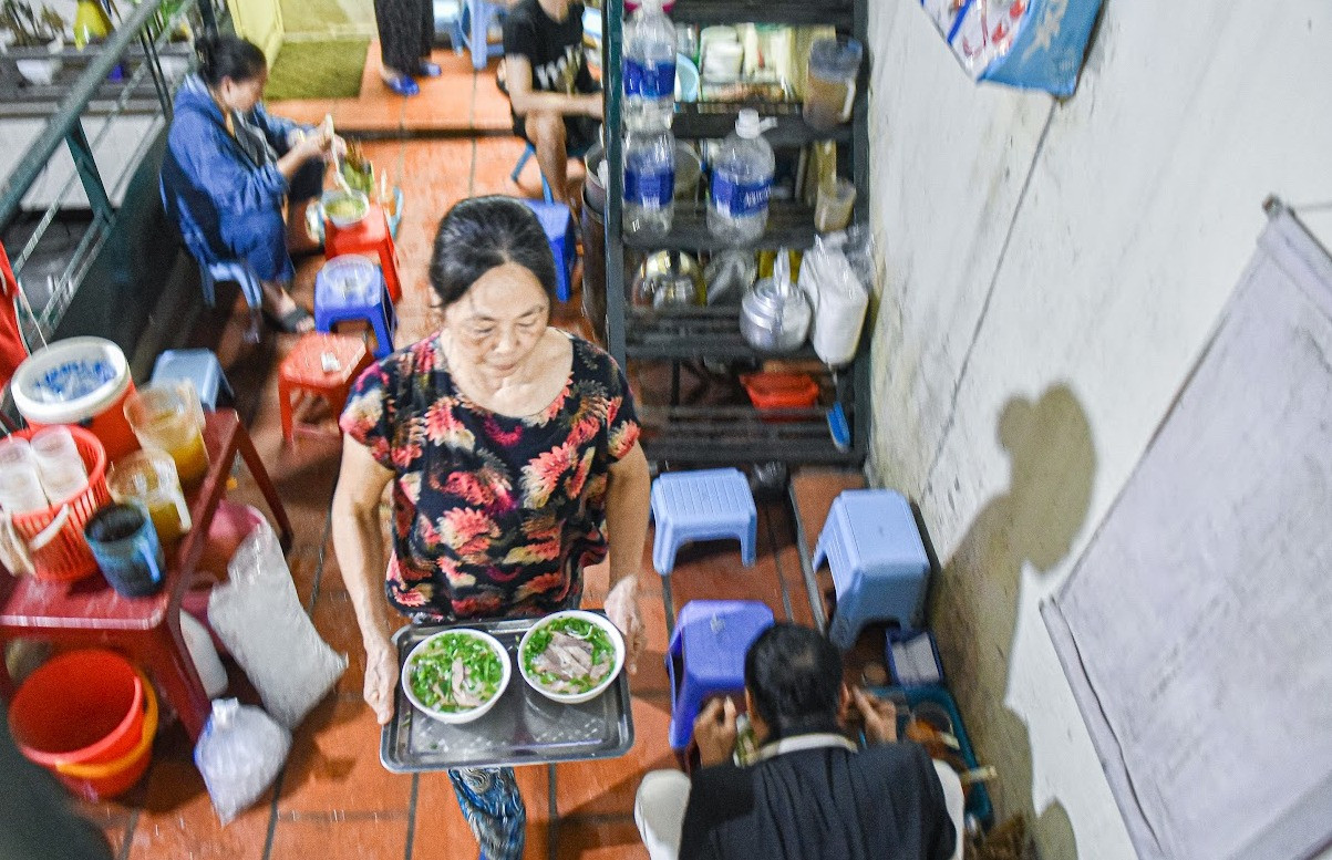 Phở bưng Hàng Trống – Tinh hoa ẩm thực Hà Nội giữa lòng phố cổ