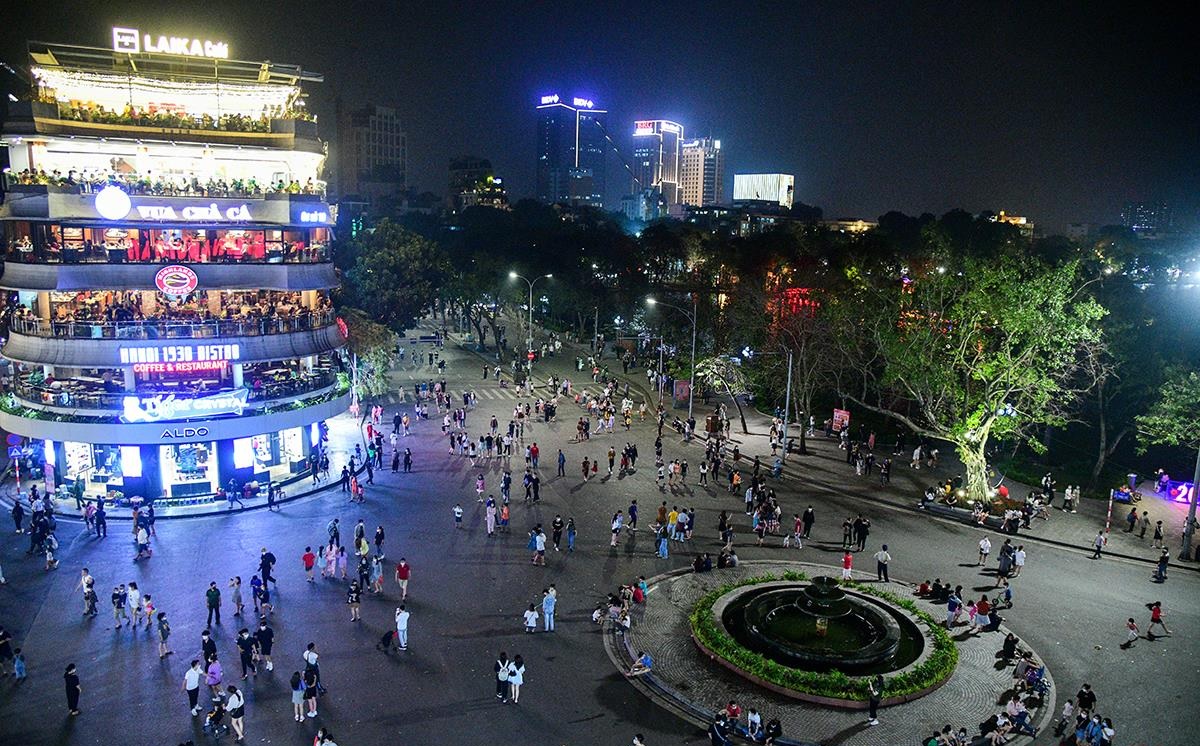 Phố đi bộ Hồ Gươm &#8211; Khám Phá Điểm Hẹn Sôi Động Giữa Lòng Hà Nội